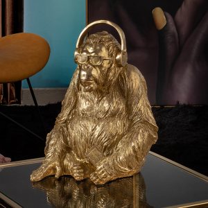 Figura mediana de orangután con cascos musicales y gafas. Realizada en poliresina, acabado en PAN DE ORO.